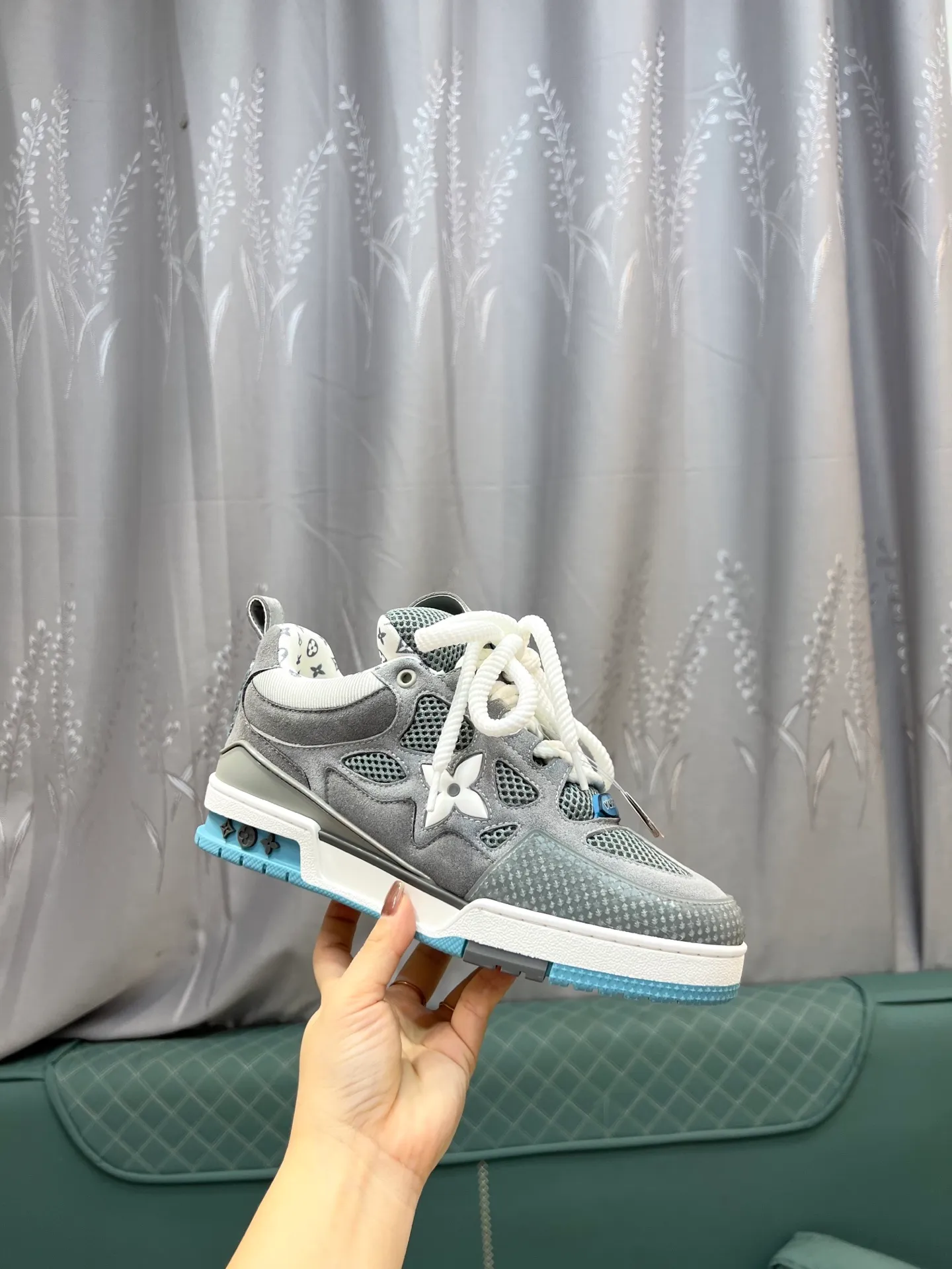 Men's men's shoes💰800 LV top version new style purchasing quality LV~Louis Vuitton LV TRAINER's best-looking sneakers, donkey brand strongly promotes new products, official website limited edition retro basketball sneakers! Both high-top and low-top models spent money to purchase 1:1 accurate reproductions of the originals. The details are invincible and full of sincerity. The imported custom-made original cowhide leather is the same as the original package. The details are 100% restored. The private model customizes the original one-piece TPU outsole. It is different from other brands. Without the original version, this effect cannot be achieved!                Men's and women's models 35-40 39-45 (46 is custom-made and cannot be returned or exchanged)